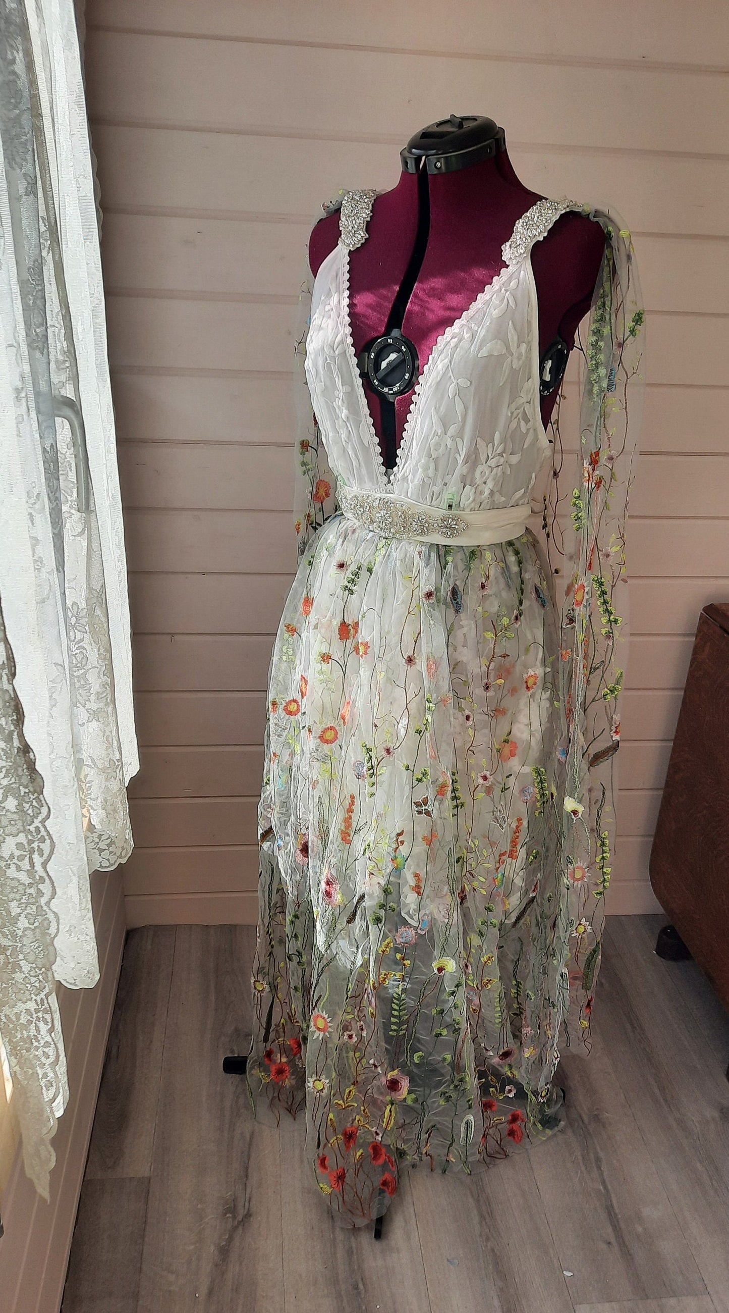 Wildflower wedding cape / Floral bridal cape / Flower wedding cover-up / Woodland wedding oufit