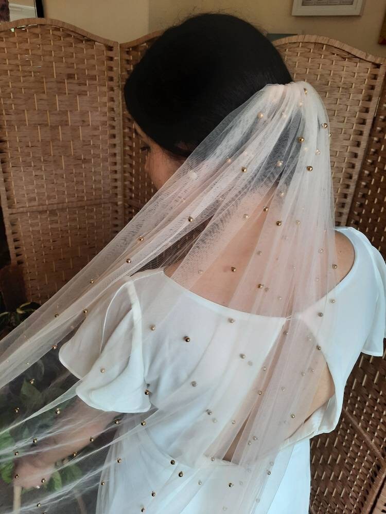 Soft blush & golden pearl veil. Veil with pearls. Classic veil with a twist. 200cm