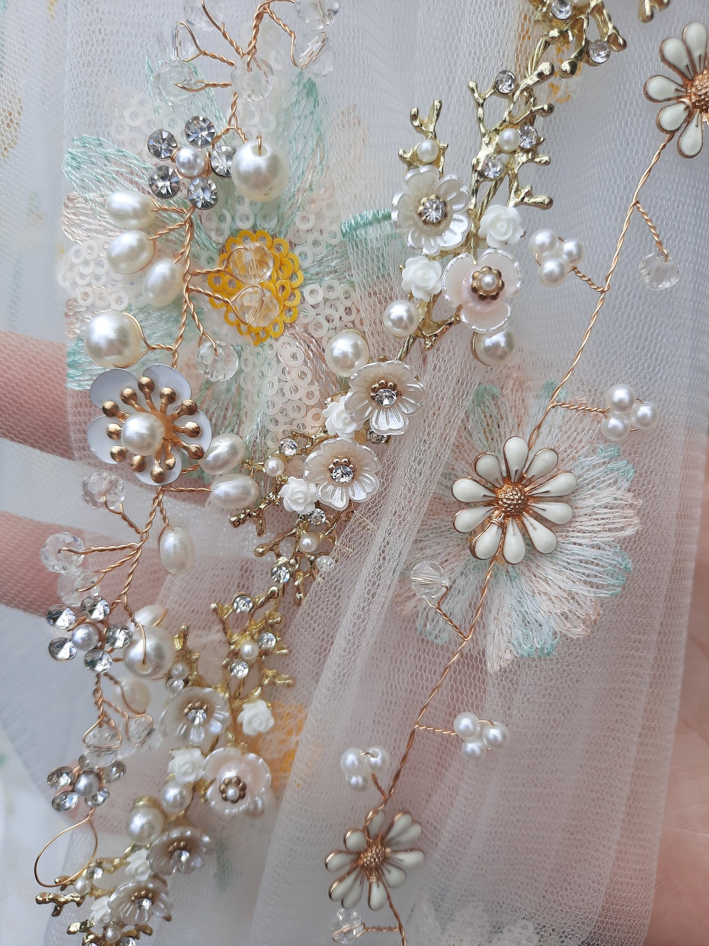 Daisy veil / Veil with embroidered flowers / Alternative bridal veil / Woodland wedding veil.