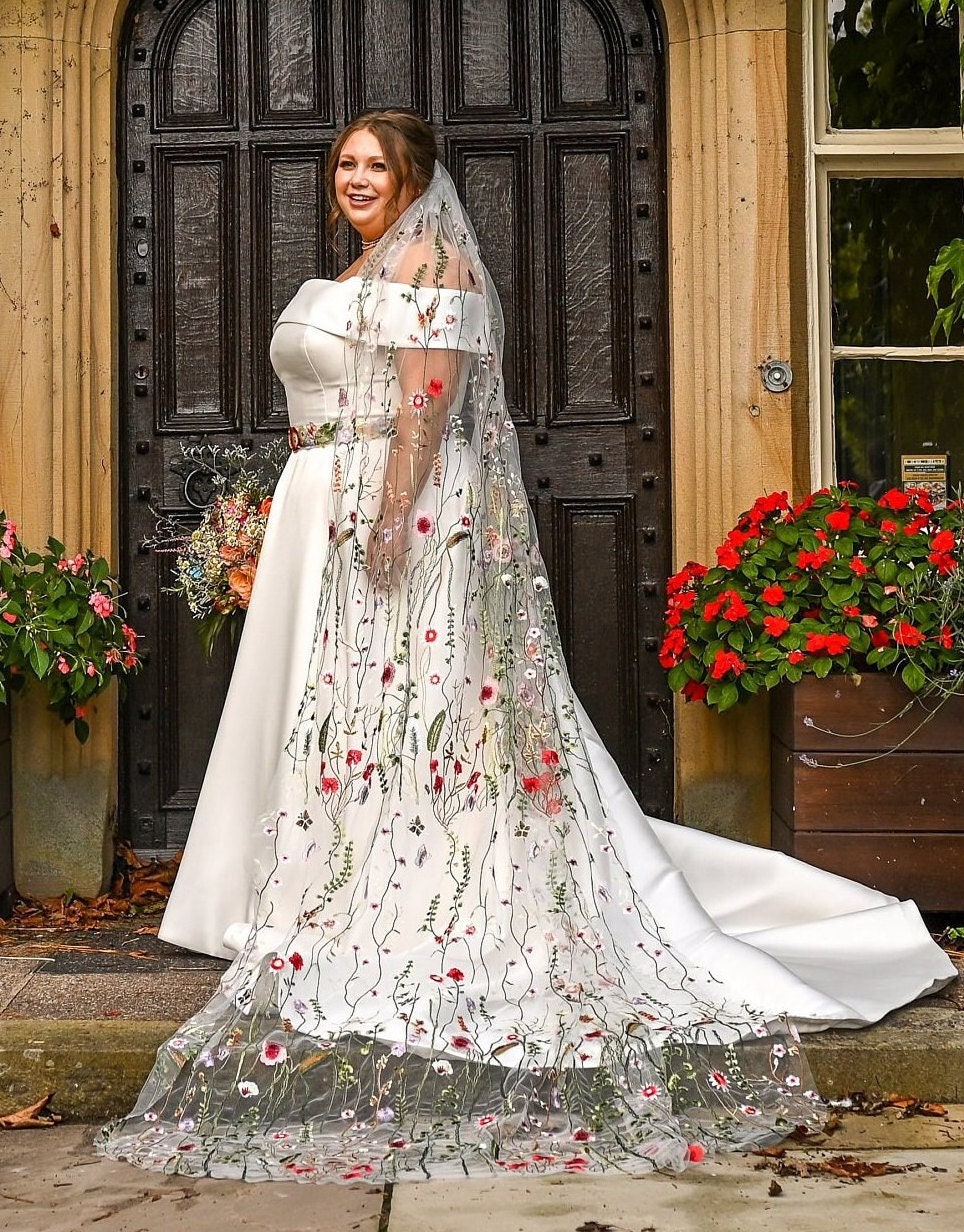Wildflower veil / Veil with embroidered flowers / Alternative bridal veil / Woodland wedding veil.