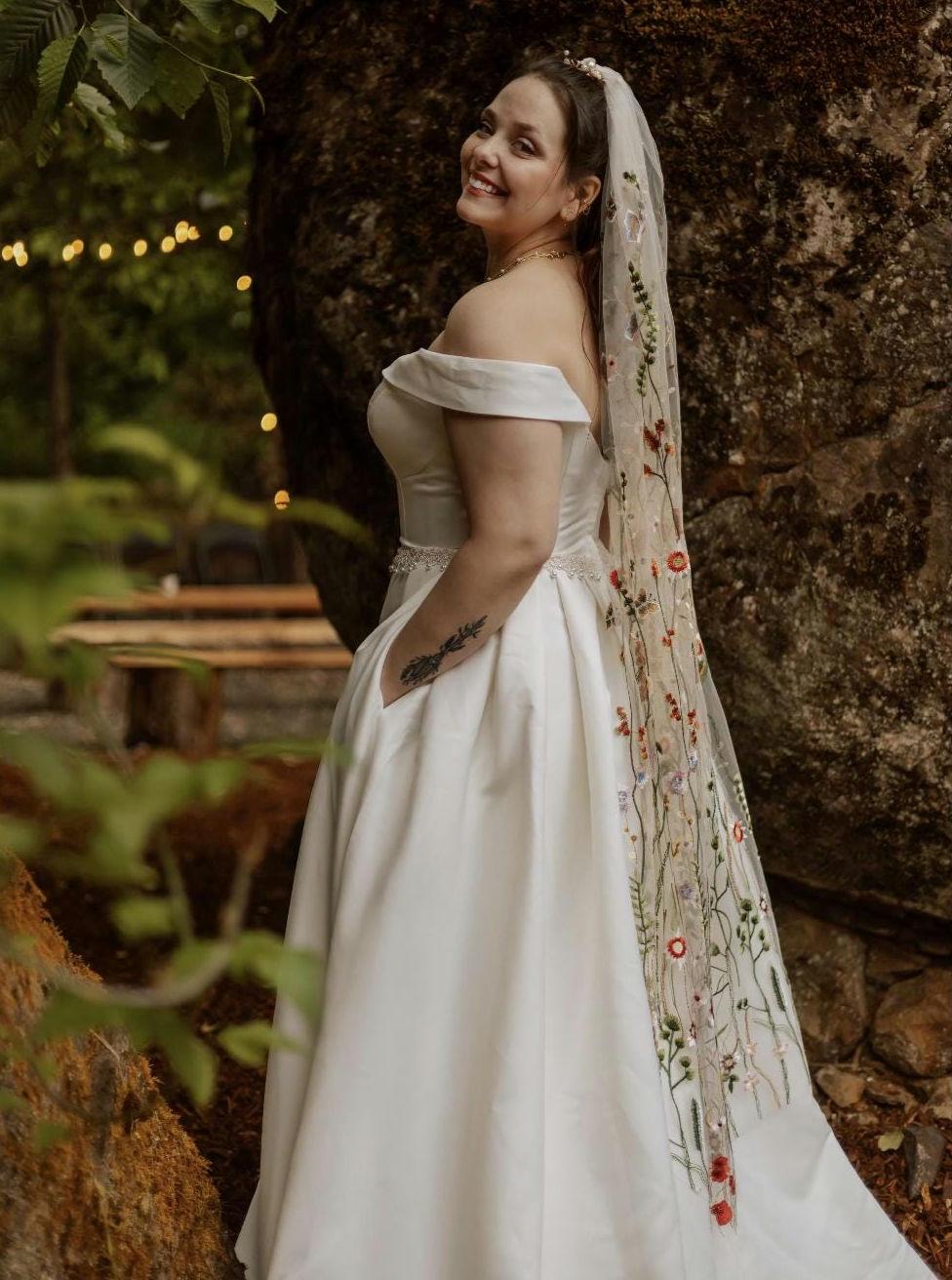 Wildflower veil / Veil with embroidered flowers / Alternative bridal veil / Woodland wedding veil.