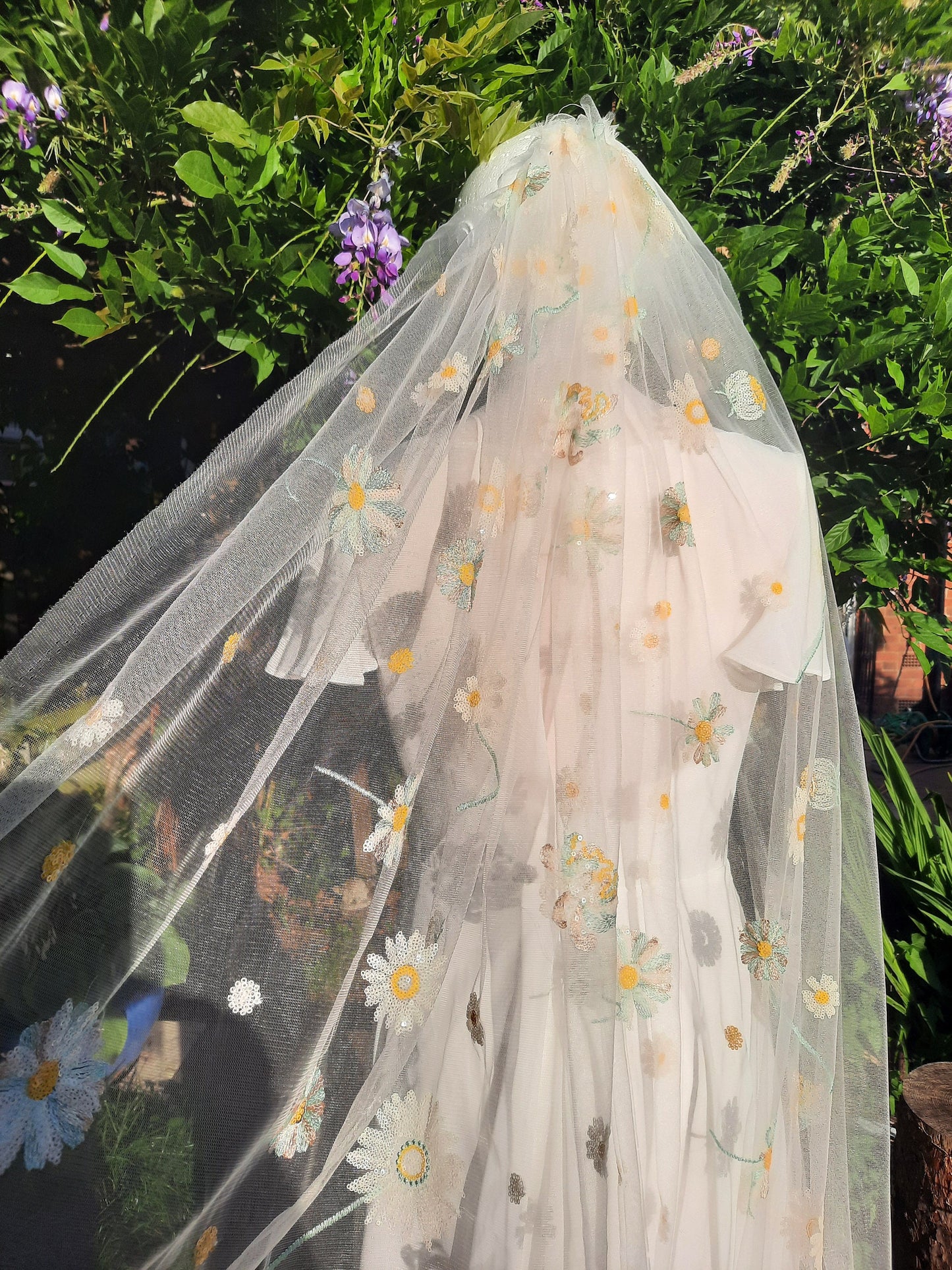 Daisy veil / Veil with embroidered flowers / Alternative bridal veil / Woodland wedding veil.