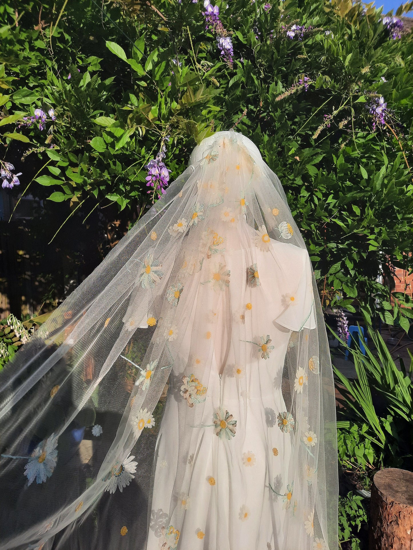 Daisy veil / Veil with embroidered flowers / Alternative bridal veil / Woodland wedding veil.