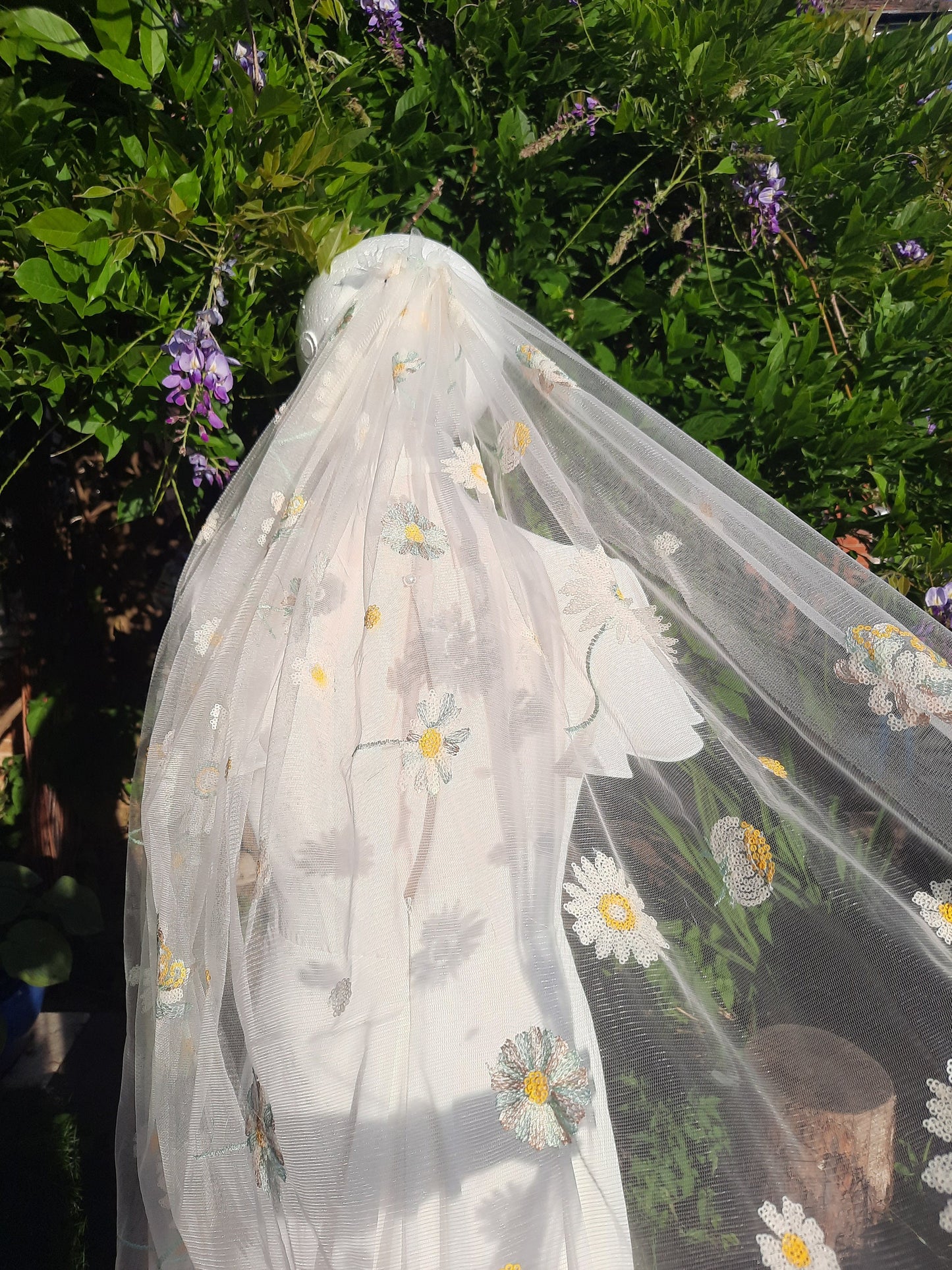 Daisy veil / Veil with embroidered flowers / Alternative bridal veil / Woodland wedding veil.