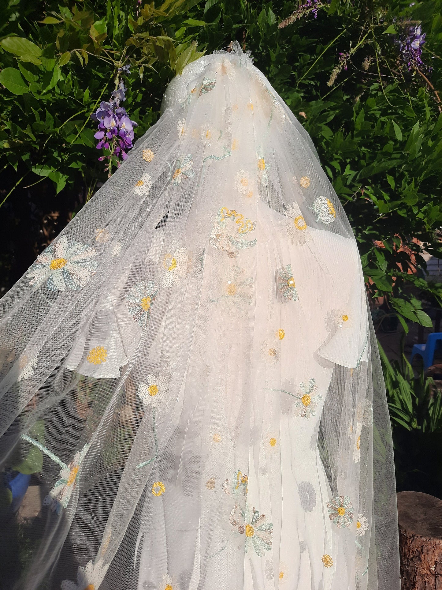 Daisy veil / Veil with embroidered flowers / Alternative bridal veil / Woodland wedding veil.