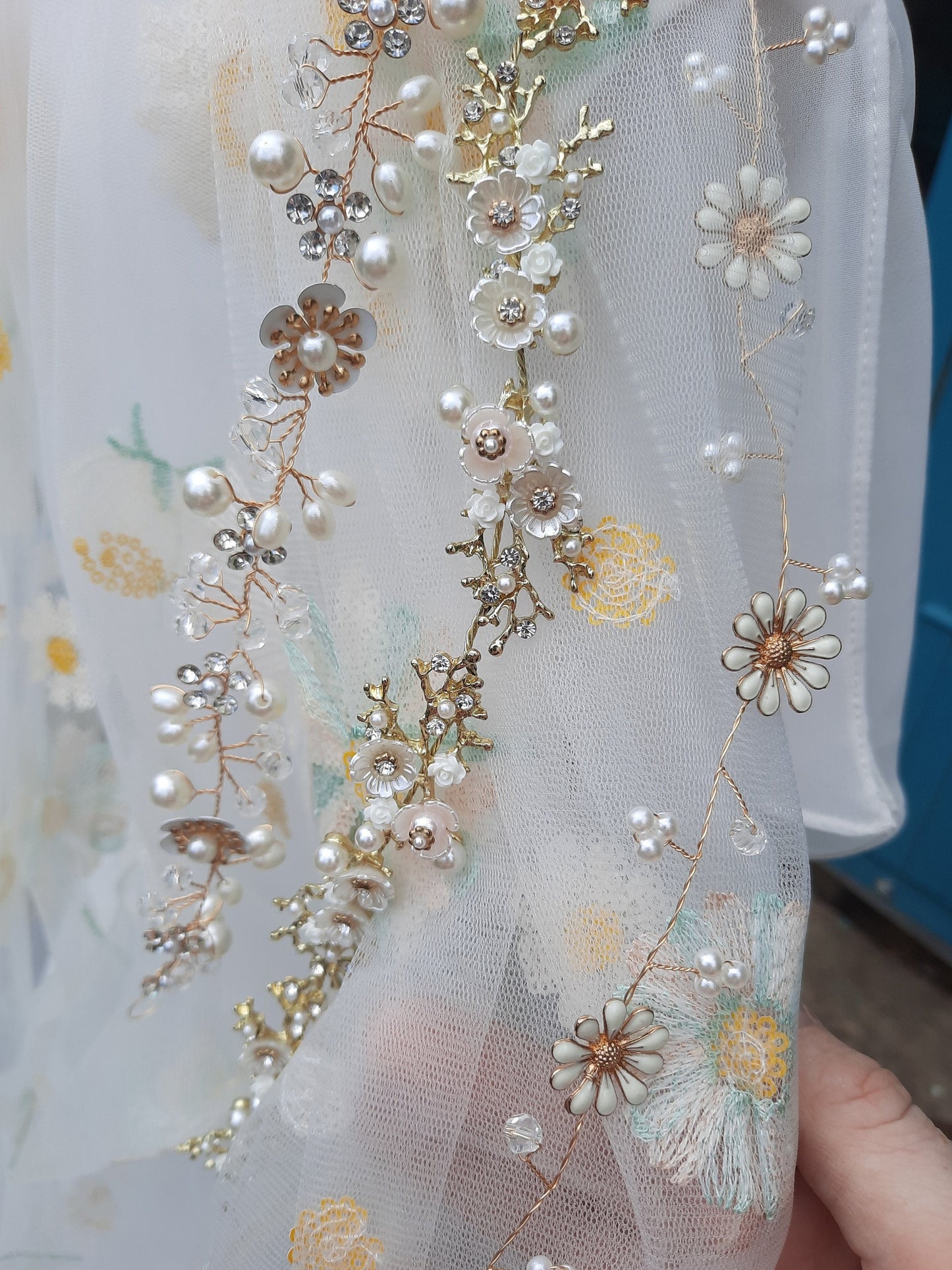 Daisy veil / Veil with embroidered flowers / Alternative bridal veil / Woodland wedding veil.
