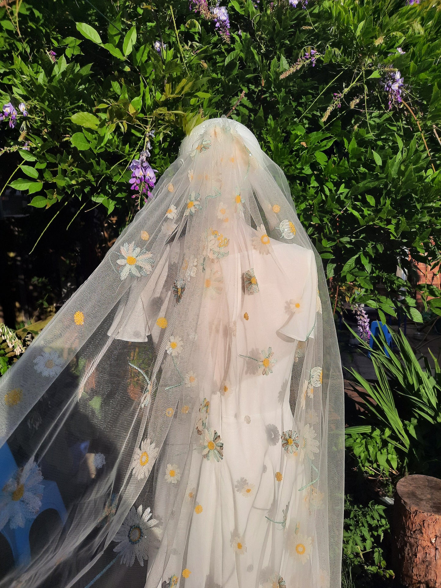 Daisy veil / Veil with embroidered flowers / Alternative bridal veil / Woodland wedding veil.