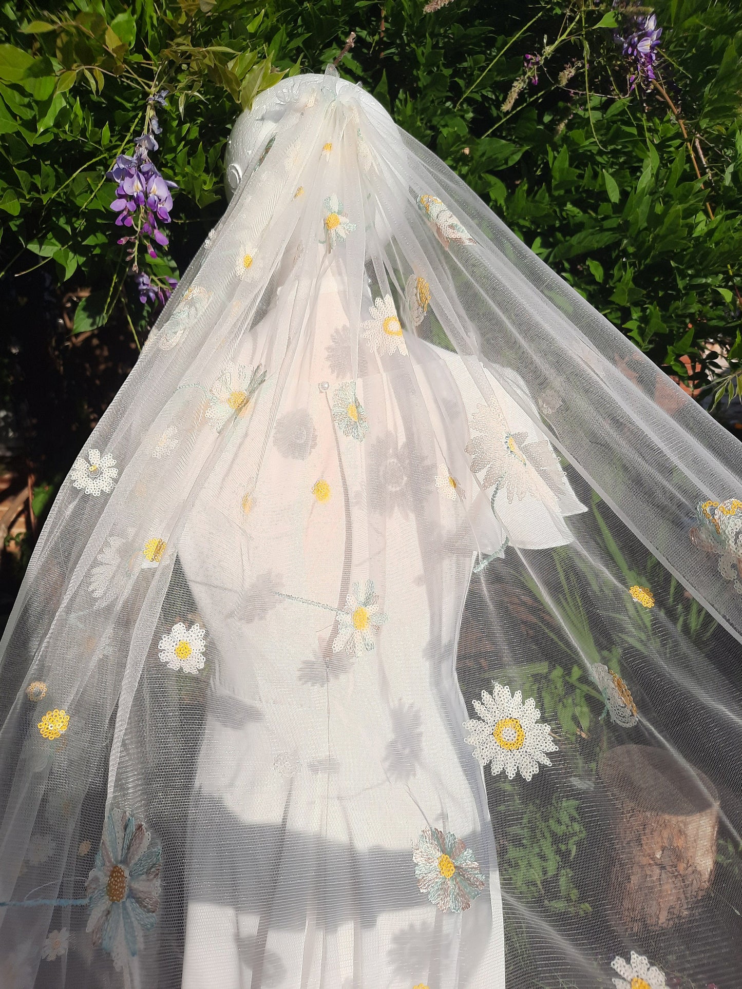 Daisy veil / Veil with embroidered flowers / Alternative bridal veil / Woodland wedding veil.